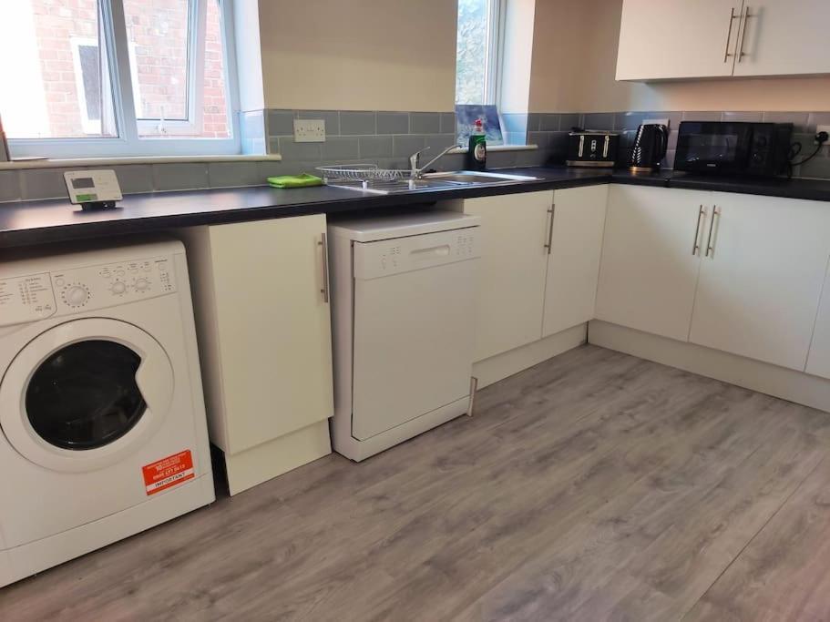 Cheerful 2-Bedroom Home With Off Street Parking Blackpool Exterior photo