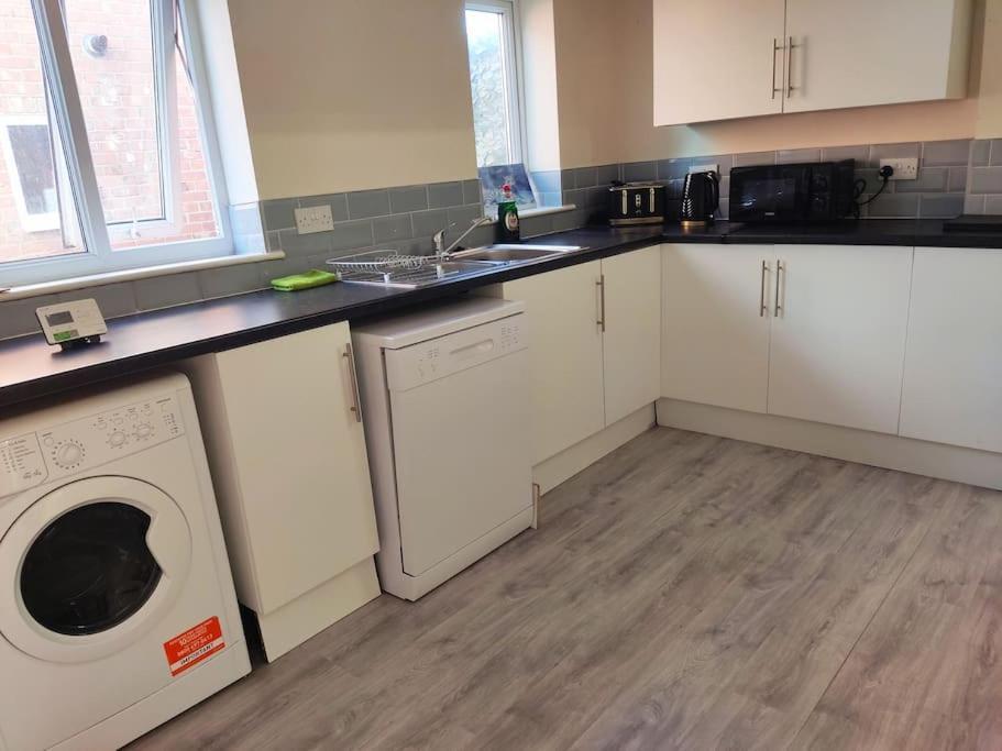 Cheerful 2-Bedroom Home With Off Street Parking Blackpool Exterior photo